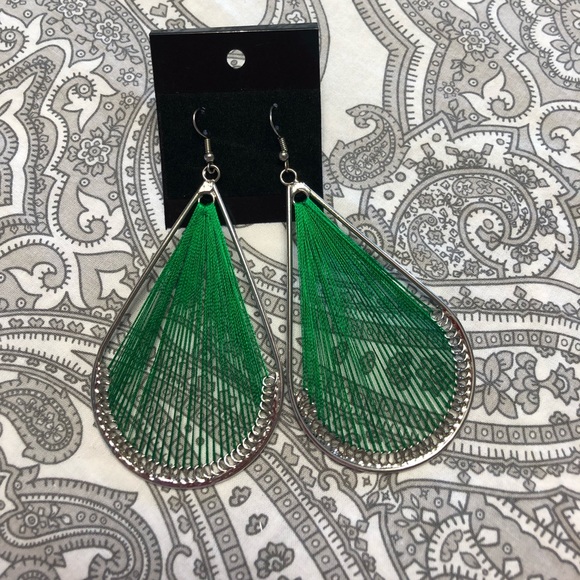 ⬇️ 🌴5 for $20🌴 Threaded tear drop shape earrings - Picture 2 of 4